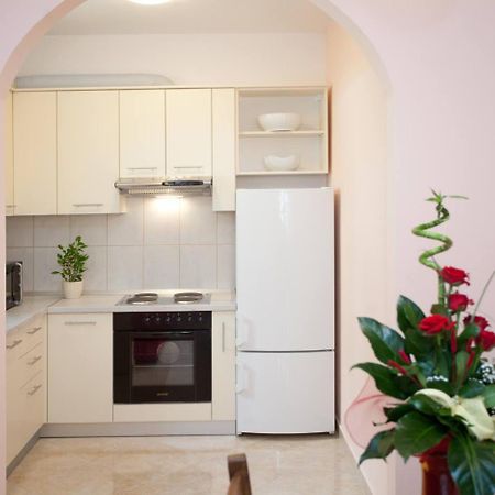Apartments Beautiful Sandy Beach Сплит Экстерьер фото