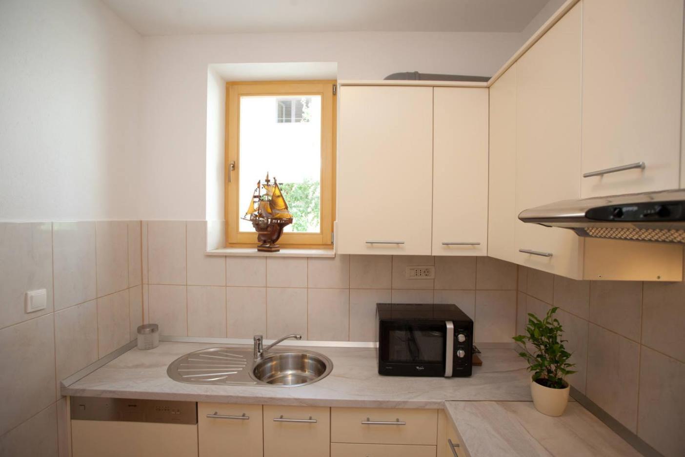 Apartments Beautiful Sandy Beach Сплит Экстерьер фото
